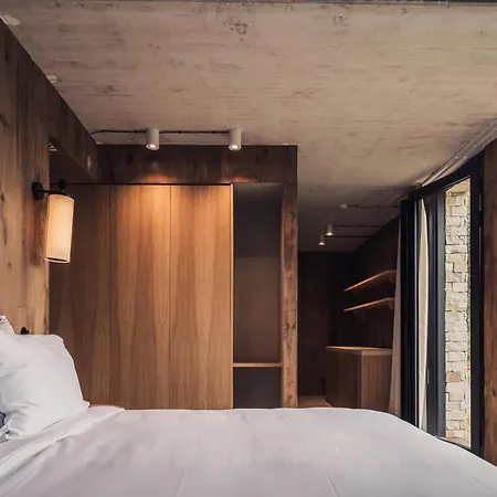 Laminak, The Originals Relais